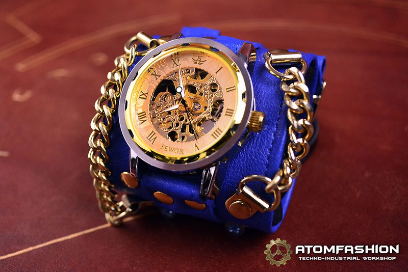 Женские часы в стиле стимпанк на браслете из синей кожи.
