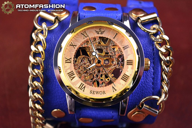 Женские часы в стиле стимпанк на браслете из синей кожи.