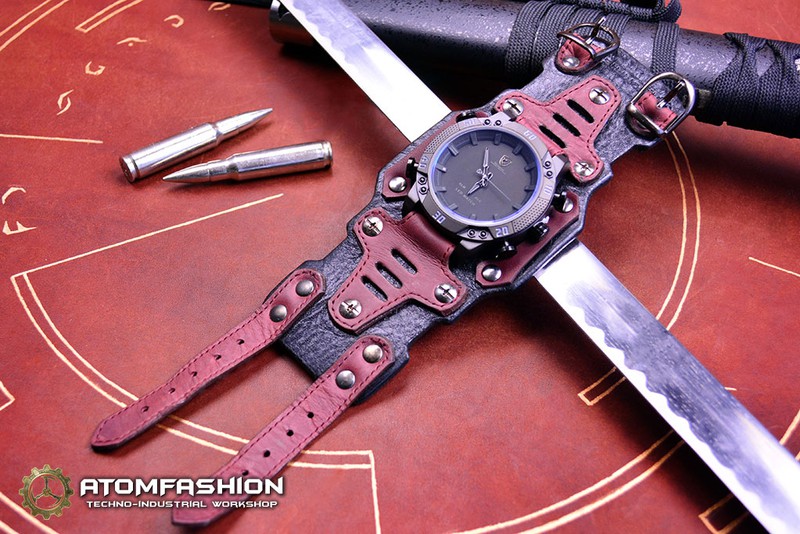 Мужские часы в стиле киберпанк на широком кожаном браслете.