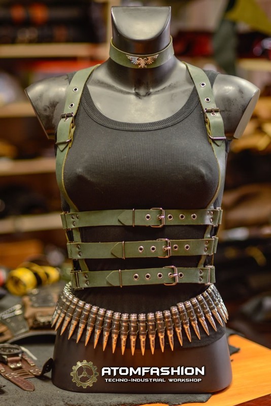 Женский кожаный ошейник в стиле милитари по мотивам Warhammer 40000.