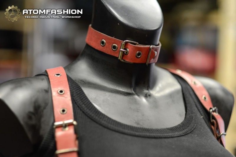 Женский кожаный ошейник в стиле техно-индастриал с фирменным логотипом ATOMFASHION.