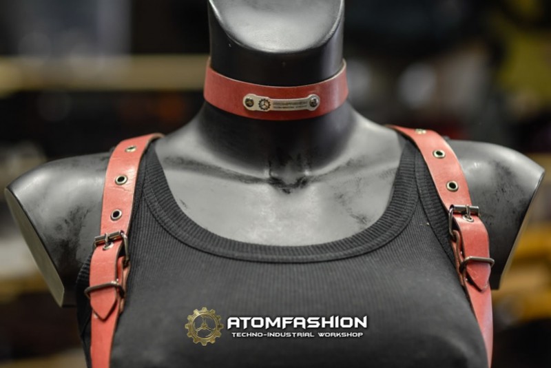 Женский кожаный ошейник в стиле техно-индастриал с фирменным логотипом ATOMFASHION.